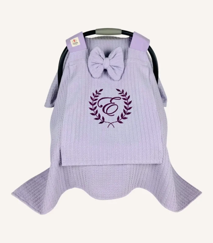 Lila örgü pike kumaştan, sade kapaklı, tül pencereli ve fiyonklu puset örtüsü.