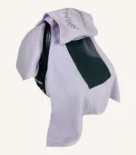 Lila örgü pike kumaştan, sade kapaklı, tül pencereli ve fiyonklu puset örtüsü.