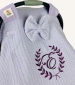 Lila örgü pike kumaştan, sade kapaklı, tül pencereli ve fiyonklu puset örtüsü.