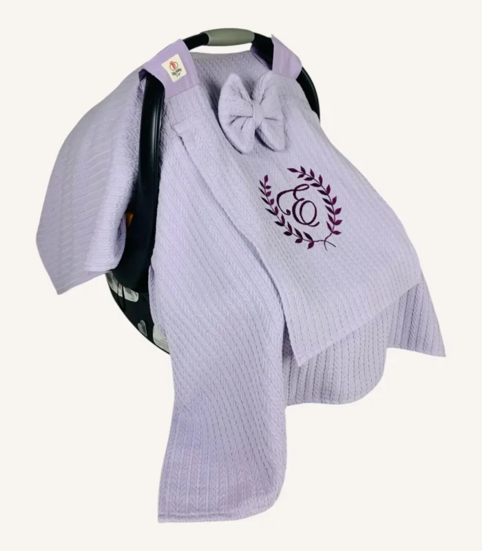 Lila örgü pike kumaştan, sade kapaklı, tül pencereli ve fiyonklu puset örtüsü.