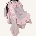 Pembe tek kat müslin kumaştan, fırfırlı kapak ve kenarlara sahip puset örtüsü.