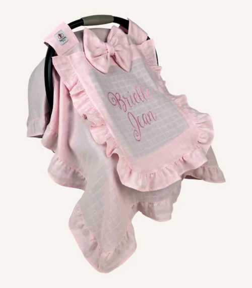 Pembe tek kat müslin kumaştan, fırfırlı kapak ve kenarlara sahip puset örtüsü.