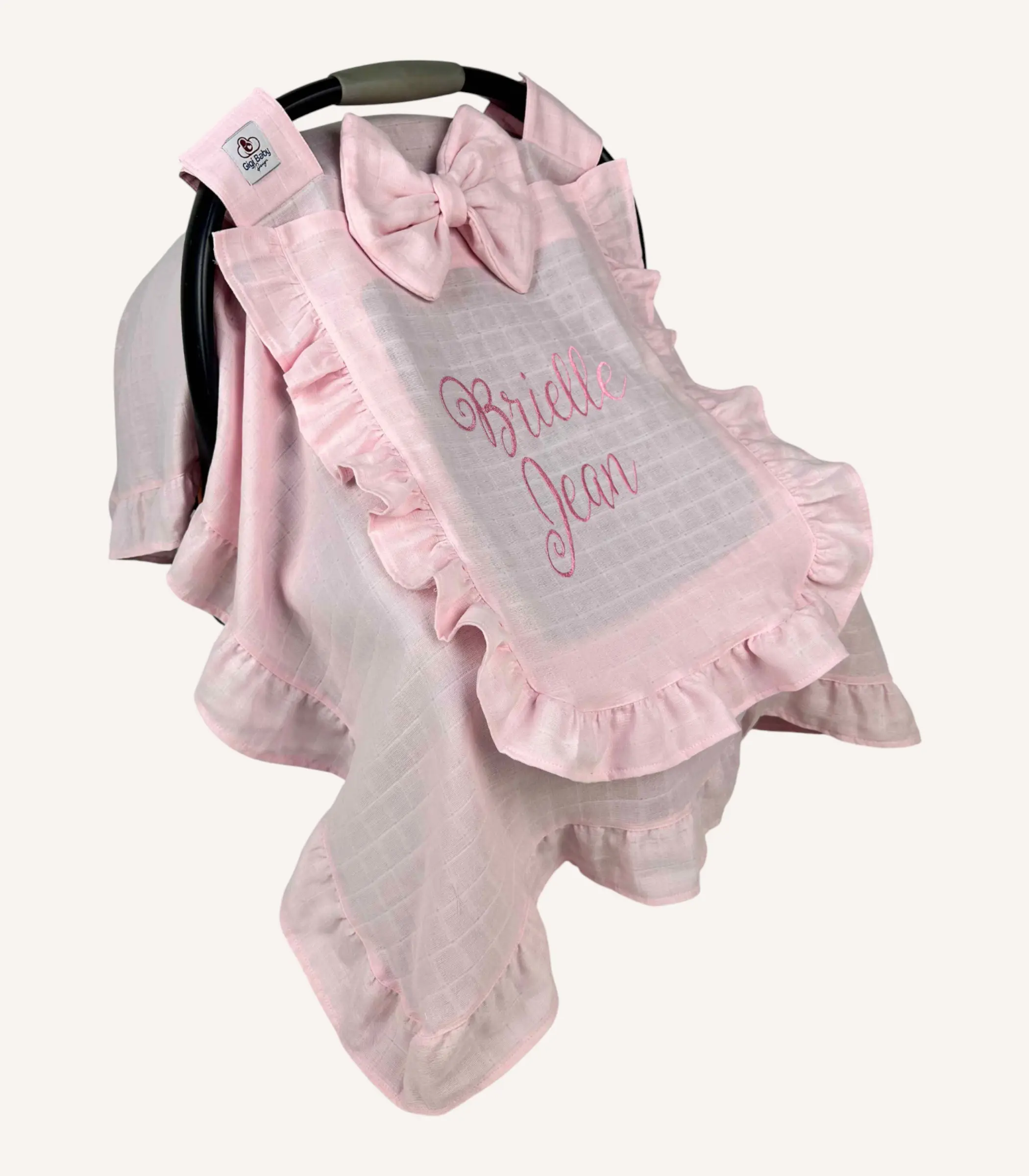 pembe-muslin-firfirli-kapakli-puset-ortusu Pembe tek kat müslin kumaştan, fırfırlı kapak ve kenarlara sahip puset örtüsü.