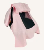 Pembe örgü pike kumaştan, sade kapaklı, tül pencereli ve fiyonklu puset örtüsü.