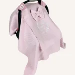 Pudra örgü pike kumaştan, sade kapaklı, tül pencereli ve fiyonklu puset örtüsü.