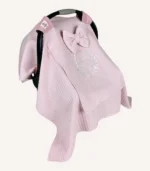 Pudra örgü pike kumaştan, sade kapaklı, tül pencereli ve fiyonklu puset örtüsü.