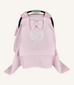 Pudra örgü pike kumaştan, sade kapaklı, tül pencereli ve fiyonklu puset örtüsü.