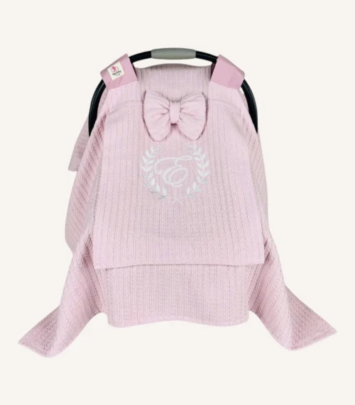 Pudra örgü pike kumaştan, sade kapaklı, tül pencereli ve fiyonklu puset örtüsü.