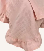 Pudra tek kat müslin kumaştan, fırfırlı kenarlara sahip, sade kapaklı puset örtüsü.