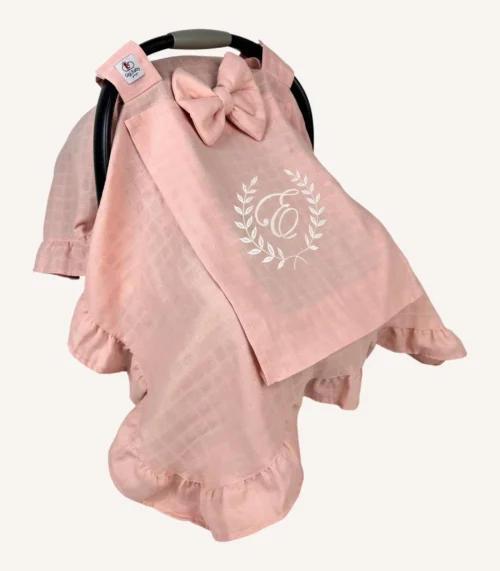 Pudra tek kat müslin kumaştan, fırfırlı kenarlara sahip, sade kapaklı puset örtüsü.