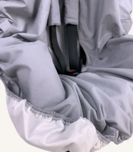 Antrasit pamuk yüzeyli, alezli veya alezsiz seçenekli, çıtçıt kemer geçişli ve cırtlı kemer kılıflı çocuk oto koltuğu kılıfı