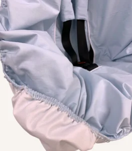 Bebek mavisi pamuk yüzeyli, alezli veya alezsiz seçenekli, çıtçıt kemer geçişli ve cırtlı kemer kılıflı çocuk oto koltuğu kılıfı