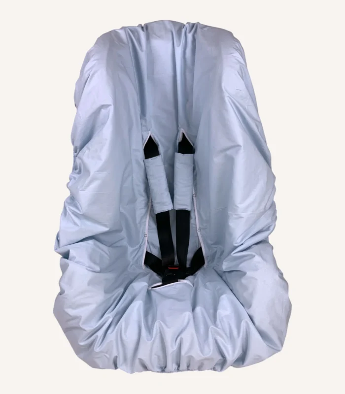 Bebek mavisi pamuk yüzeyli, alezli veya alezsiz seçenekli, çıtçıt kemer geçişli ve cırtlı kemer kılıflı çocuk oto koltuğu kılıfı