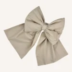 Bej pamuk poplin kumaştan, elyaf dolgulu, cırtlı veya broşlu takılabilen dekoratif fiyonk aksesuar