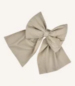 Bej pamuk poplin kumaştan, elyaf dolgulu, cırtlı veya broşlu takılabilen dekoratif fiyonk aksesuar