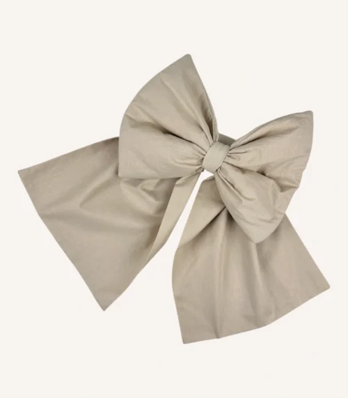 Bej pamuk poplin kumaştan, elyaf dolgulu, cırtlı veya broşlu takılabilen dekoratif fiyonk aksesuar