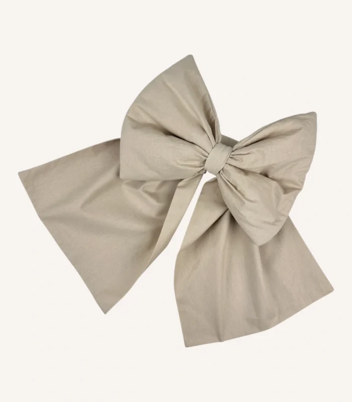 Bej pamuk poplin kumaştan, elyaf dolgulu, cırtlı veya broşlu takılabilen dekoratif fiyonk aksesuar