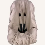 Bej pamuk yüzeyli, alezli veya alezsiz seçenekli, çıtçıt kemer geçişli ve cırtlı kemer kılıflı çocuk oto koltuğu kılıfı