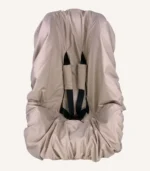 Bej pamuk yüzeyli, alezli veya alezsiz seçenekli, çıtçıt kemer geçişli ve cırtlı kemer kılıflı çocuk oto koltuğu kılıfı