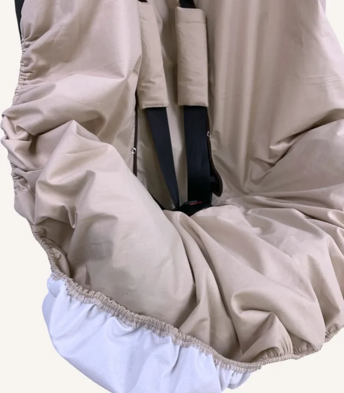 Bej pamuk yüzeyli, alezli veya alezsiz seçenekli, çıtçıt kemer geçişli ve cırtlı kemer kılıflı çocuk oto koltuğu kılıfı