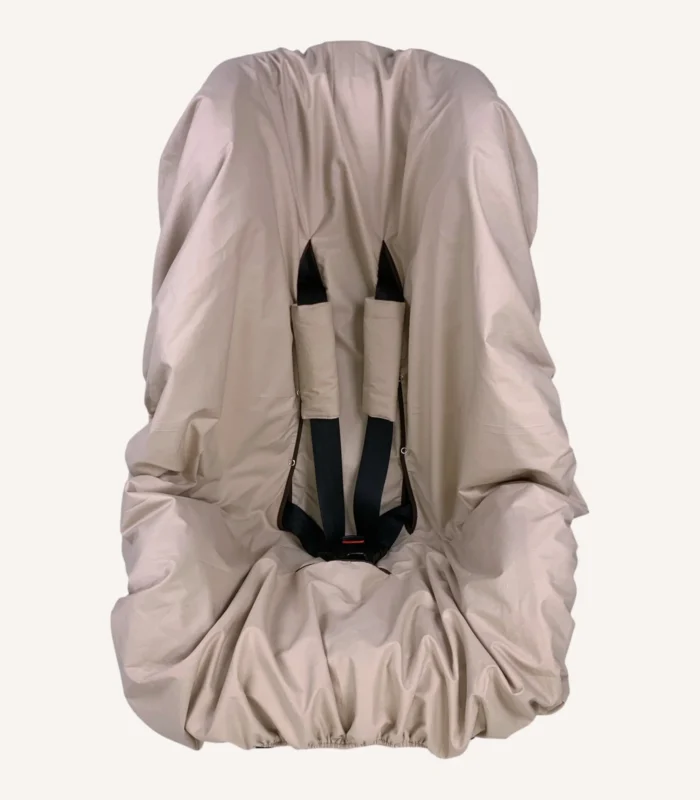 Bej pamuk yüzeyli, alezli veya alezsiz seçenekli, çıtçıt kemer geçişli ve cırtlı kemer kılıflı çocuk oto koltuğu kılıfı