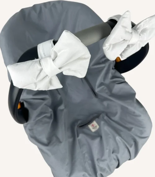 Beyaz renkte, pamuk poplin kumaştan, cırtlı veya broşlu takılabilen iki adet mini fiyonk aksesuar seti