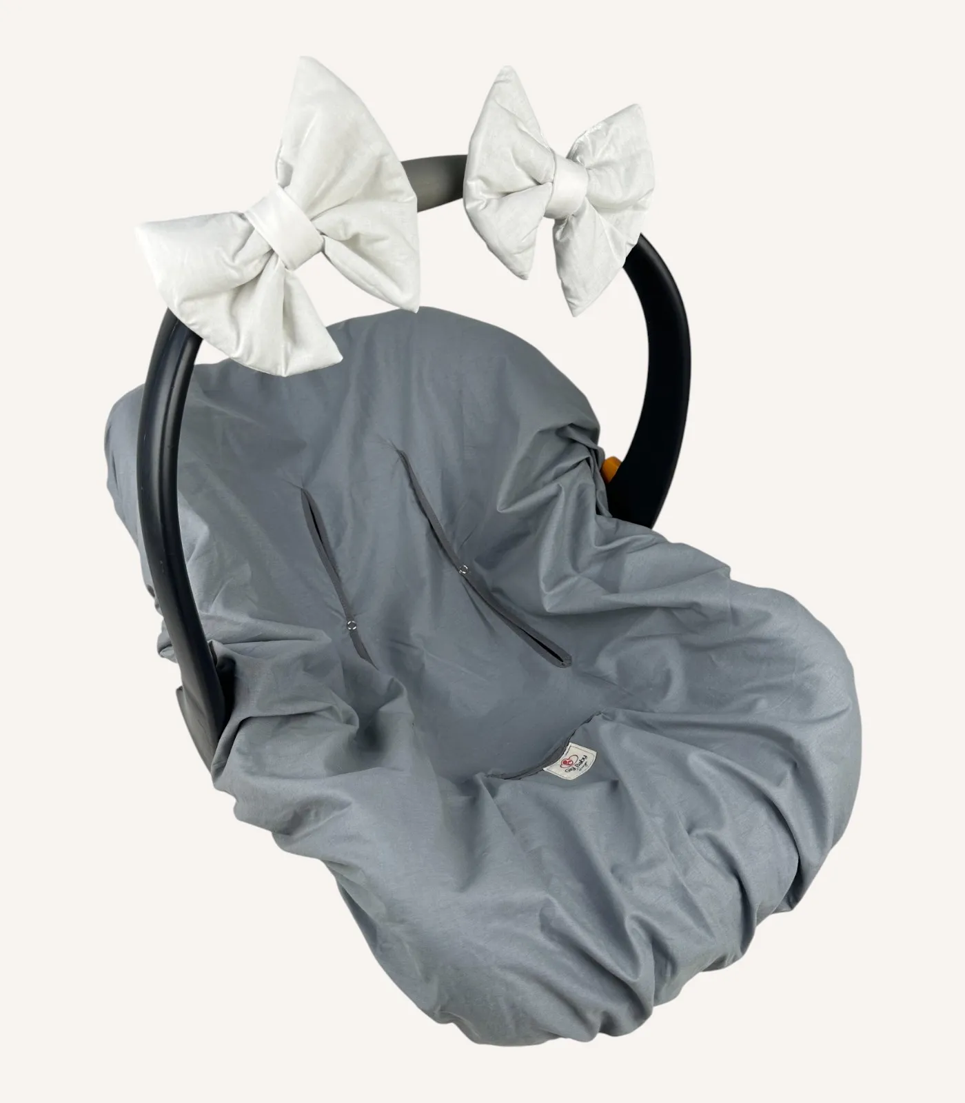 beyaz-2'li-mini-fiyonk-aksesuar Beyaz renkte, pamuk poplin kumaştan, cırtlı veya broşlu takılabilen iki adet mini fiyonk aksesuar seti