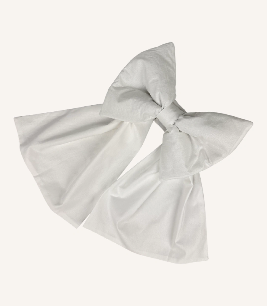 beyaz-kuyruklu-fiyonk-aksesuar Beyaz pamuk poplin kumaştan, elyaf dolgulu, cırtlı veya broşlu takılabilen dekoratif fiyonk aksesuar