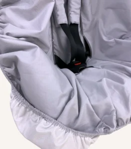 Gri pamuk yüzeyli, alezli veya alezsiz seçenekli, çıtçıt kemer geçişli ve cırtlı kemer kılıflı çocuk oto koltuğu kılıfı