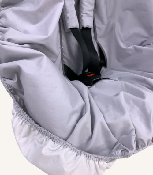 Gri pamuk yüzeyli, alezli veya alezsiz seçenekli, çıtçıt kemer geçişli ve cırtlı kemer kılıflı çocuk oto koltuğu kılıfı