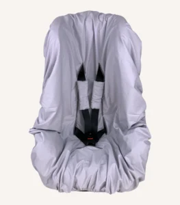 Gri pamuk yüzeyli, alezli veya alezsiz seçenekli, çıtçıt kemer geçişli ve cırtlı kemer kılıflı çocuk oto koltuğu kılıfı