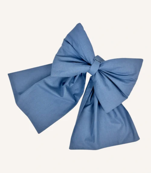 İndigo mavi pamuk poplin kumaştan, elyaf dolgulu, cırtlı veya broşlu takılabilen dekoratif fiyonk aksesuar