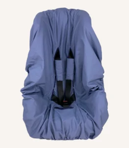 İndigo mavi pamuk yüzeyli, alezli veya alezsiz seçenekli, çıtçıt kemer geçişli ve cırtlı kemer kılıflı çocuk oto koltuğu kılıfı