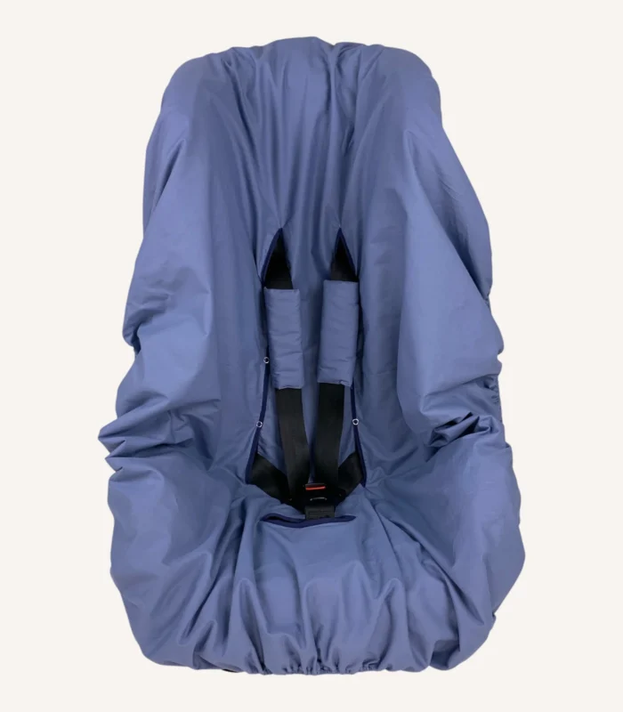 İndigo mavi pamuk yüzeyli, alezli veya alezsiz seçenekli, çıtçıt kemer geçişli ve cırtlı kemer kılıflı çocuk oto koltuğu kılıfı