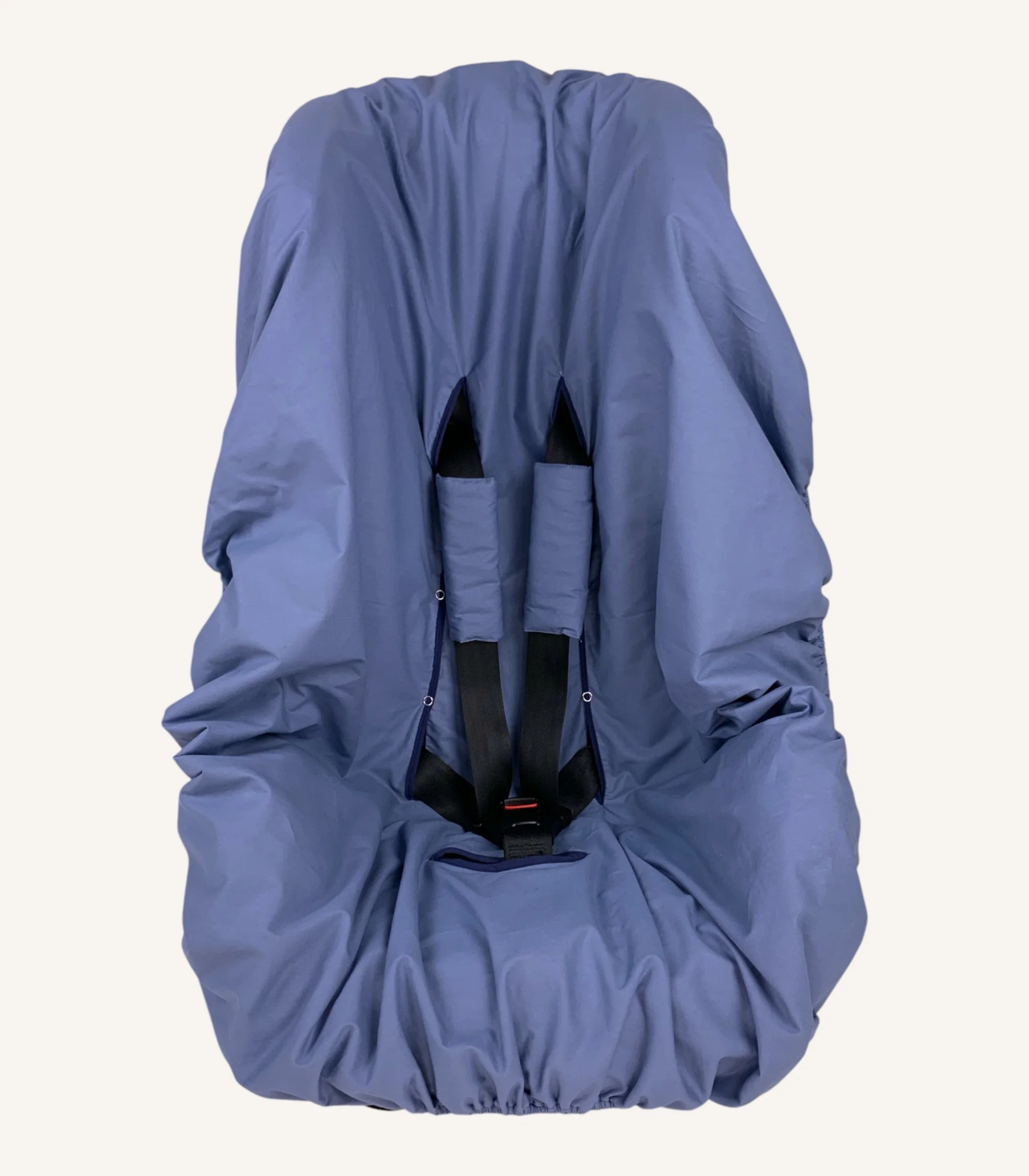 indigo-mavi-oto-koltugu-kilifi-ve-kemer-kilifi İndigo mavi pamuk yüzeyli, alezli veya alezsiz seçenekli, çıtçıt kemer geçişli ve cırtlı kemer kılıflı çocuk oto koltuğu kılıfı