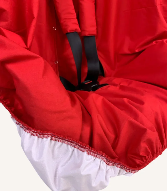 Kırmızı pamuk yüzeyli, alezli veya alezsiz seçenekli, çıtçıt kemer geçişli ve cırtlı kemer kılıflı çocuk oto koltuğu kılıfı