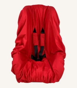 Kırmızı pamuk yüzeyli, alezli veya alezsiz seçenekli, çıtçıt kemer geçişli ve cırtlı kemer kılıflı çocuk oto koltuğu kılıfı