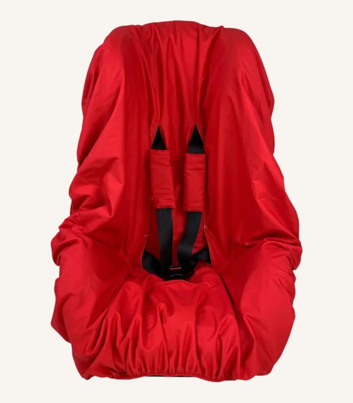 Kırmızı pamuk yüzeyli, alezli veya alezsiz seçenekli, çıtçıt kemer geçişli ve cırtlı kemer kılıflı çocuk oto koltuğu kılıfı