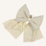 Krem pamuk poplin kumaştan, elyaf dolgulu, cırtlı veya broşlu takılabilen dekoratif fiyonk aksesuar