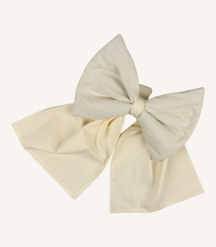 Krem pamuk poplin kumaştan, elyaf dolgulu, cırtlı veya broşlu takılabilen dekoratif fiyonk aksesuar