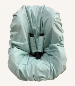 Mint pamuk yüzeyli, alezli veya alezsiz seçenekli, çıtçıt kemer geçişli ve cırtlı kemer kılıflı çocuk oto koltuğu kılıfı