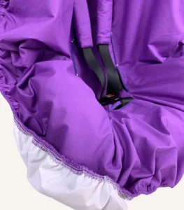 Mor pamuk yüzeyli, alezli veya alezsiz seçenekli, çıtçıt kemer geçişli ve cırtlı kemer kılıflı çocuk oto koltuğu kılıfı