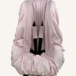 Pembe pamuk yüzeyli, alezli veya alezsiz seçenekli, çıtçıt kemer geçişli ve cırtlı kemer kılıflı çocuk oto koltuğu kılıfı