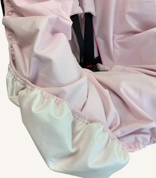 Pembe pamuk yüzeyli, alezli veya alezsiz seçenekli, çıtçıt kemer geçişli ve cırtlı kemer kılıflı çocuk oto koltuğu kılıfı