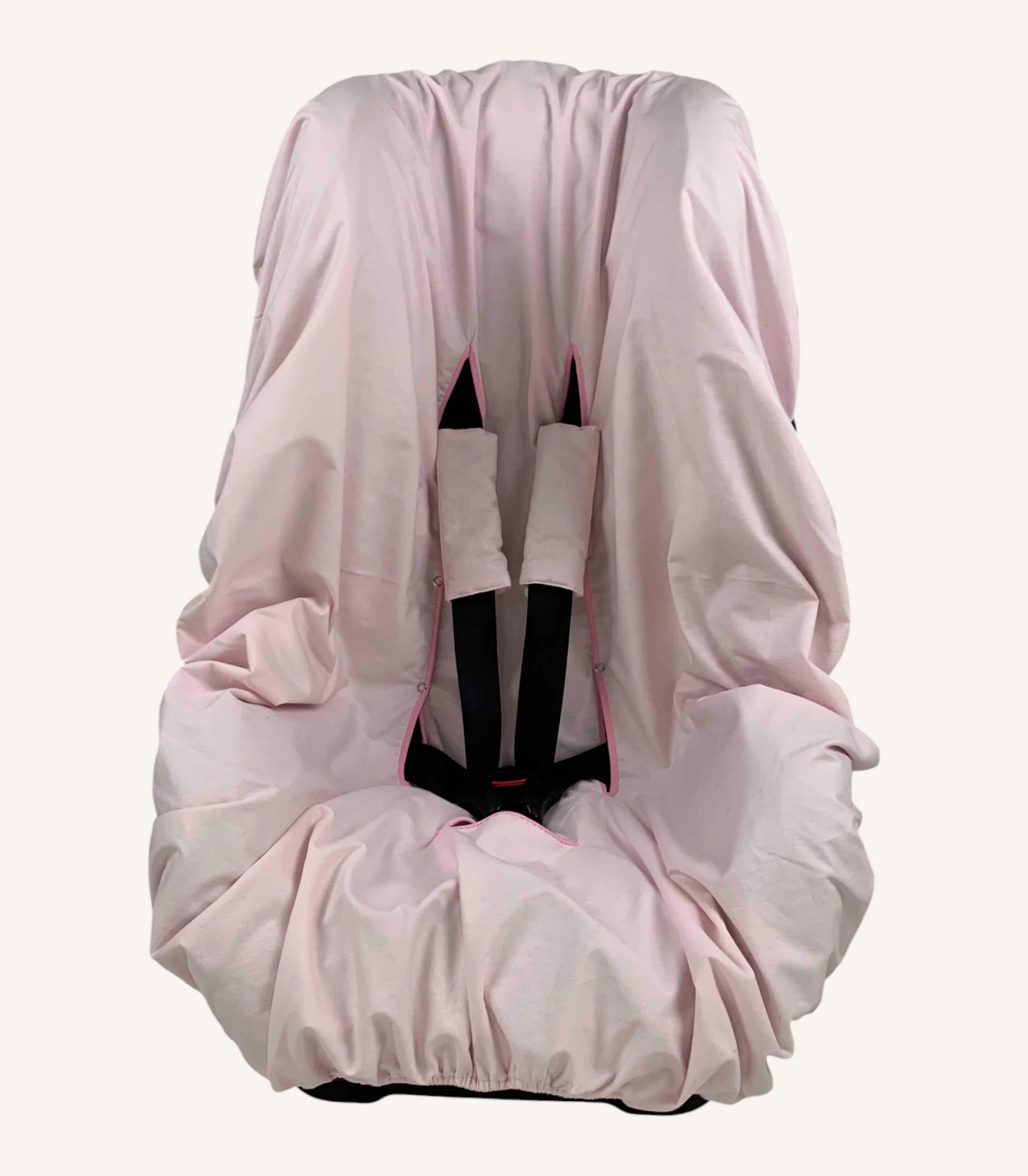pembe-oto-koltugu-kilifi-ve-kemer-kilifi Pembe pamuk yüzeyli, alezli veya alezsiz seçenekli, çıtçıt kemer geçişli ve cırtlı kemer kılıflı çocuk oto koltuğu kılıfı