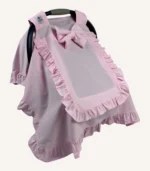 Pembe poplin kumaştan, kenarları ve kapağı fırfırlı, tül pencereli kapaklı puset örtüsü