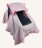 Pembe poplin kumaştan, kenarları ve kapağı fırfırlı, tül pencereli kapaklı puset örtüsü