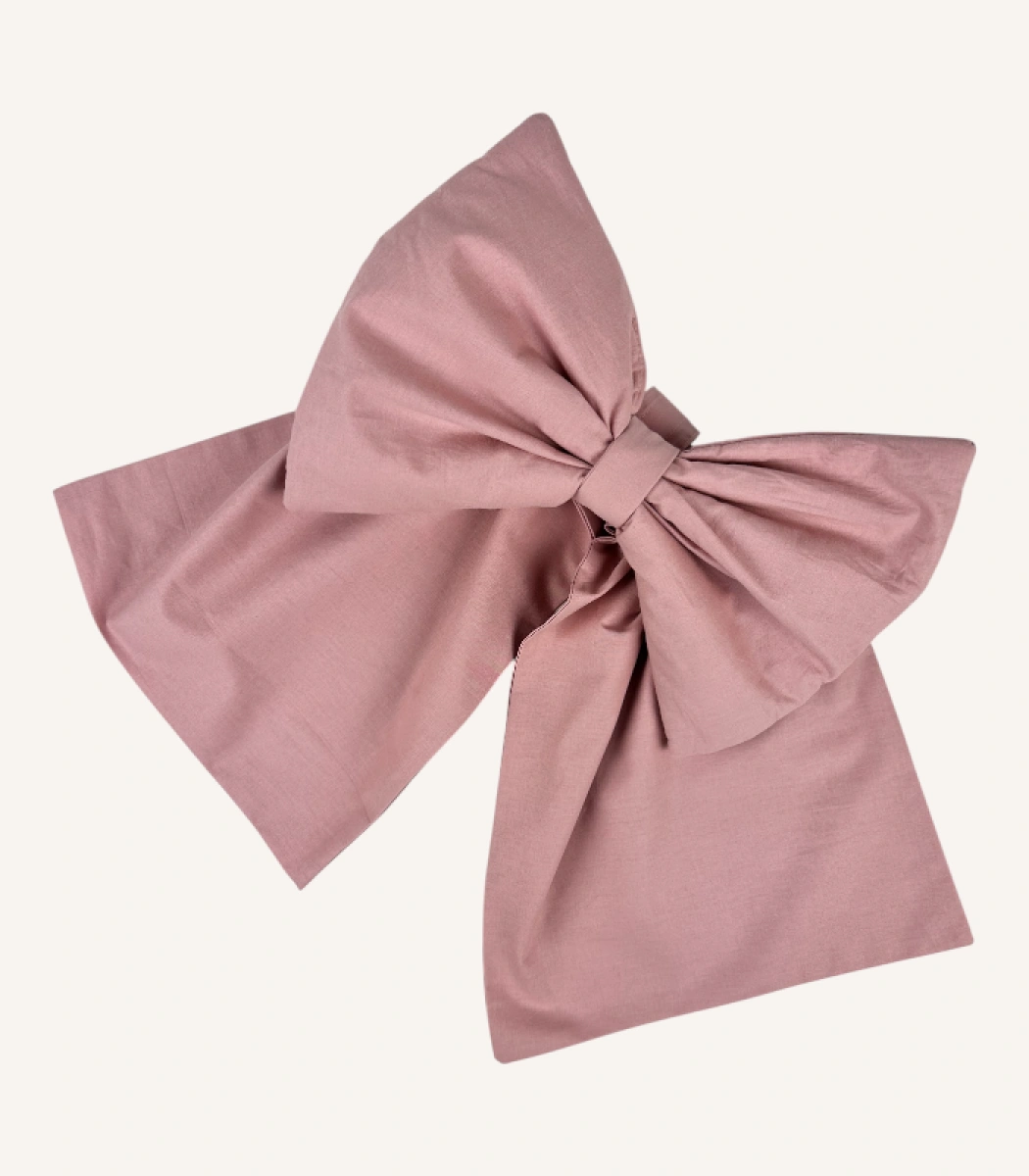 pudra-kuyruklu-fiyonk-aksesuar Pudra pamuk poplin kumaştan, elyaf dolgulu, cırtlı veya broşlu takılabilen dekoratif fiyonk aksesuar