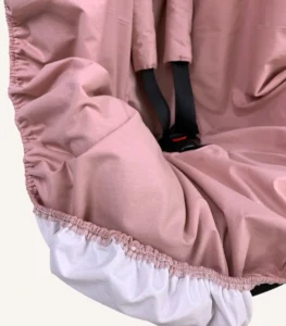 Pudra pamuk yüzeyli, alezli veya alezsiz seçenekli, çıtçıt kemer geçişli ve cırtlı kemer kılıflı çocuk oto koltuğu kılıfı