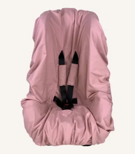 Pudra pamuk yüzeyli, alezli veya alezsiz seçenekli, çıtçıt kemer geçişli ve cırtlı kemer kılıflı çocuk oto koltuğu kılıfı